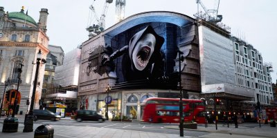 3D reklama na seriál Kolo času na Piccadilly Circus v Londýně