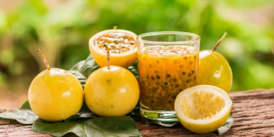 Žluté plody mučenky a nápoj z nich připravený