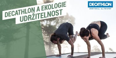 Dva lidé cvičí jógu na oficiálním marketingovém materiálu společnosti Decathlon