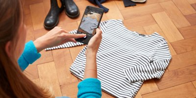 Žena fotí na podlaze tričko