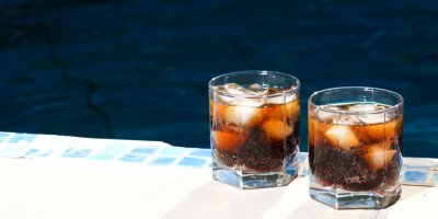 Dvě sklenice koly s ledem