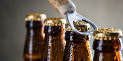 Detail otvírání lahvového piva