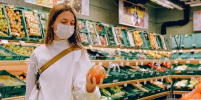 Žena nakupuje ovoce a zeleninu