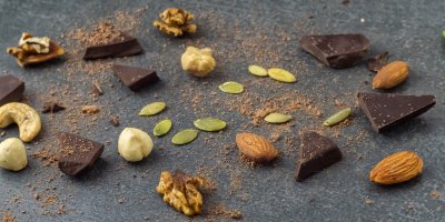 Kousky hořké čokolády, ořechy, dýňová semínka
