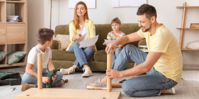 Rodina doma sestavuje nábytek