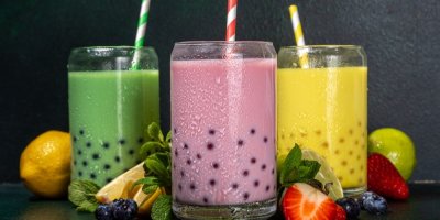Tři sklenice s Bubble Tea, kolem kousky ovoce