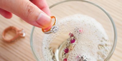 Čištění šperků v mýdlovém roztoku