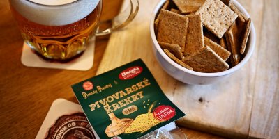 Pivovarské krekry a natočené pivo