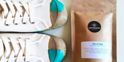 Boty Kave Footwear vyrobené z kávové sedliny a pytlík kávy