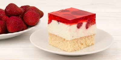 Dezert s želatinovou a jahodami