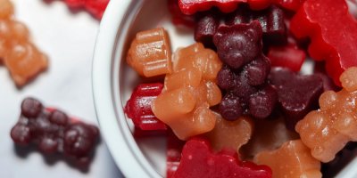 Gumoví medvídci v bílé misce