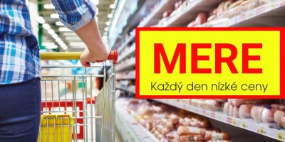 Žena s nákupním vozíkem projíždí kolem regálu s masem, přes obrázek je banner s nápisem MERE, Každý den nízké ceny