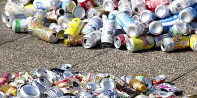 Hromada prázdných plechovek