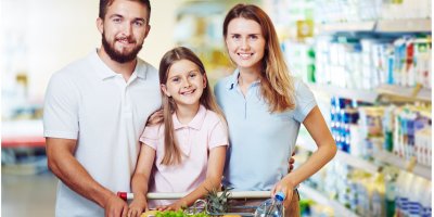 Rodina nakupuje v supermarketu