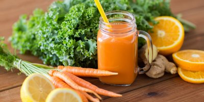 Mrkvová šťáva, citrony, pomeranče, mrkve a zázvor