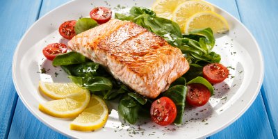 Grilovaný losos se salátem a plátky citronu