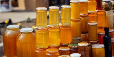 Mnoho sklenic s medem