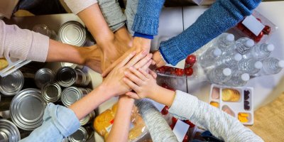 Spojené ruce nad darovanými potravinami