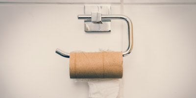 Prázdná role toaletního papíru v držáku