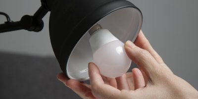 Výměna žárovky v lampičce