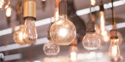 Různé druhy žárovek v obchodě