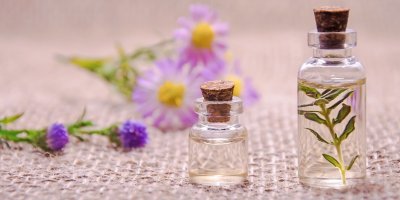 Dva flakony doma vyrobené vůně