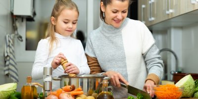 Máma s dcerou vaří a dochucují polévku
