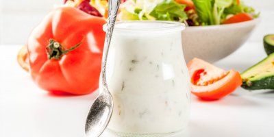 Mísa se salátem a sklenička s dresinkem