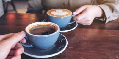 Dva lidé s šálky kávy