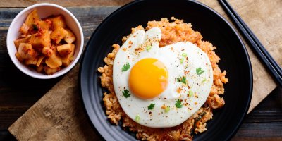 Kimchi rýže s volským okem, kimchi v mističce, hůlky