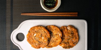 Smažené kimchi placičky, sójová omáčka, hůlky