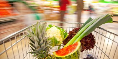 Nákupní košík v supermarketu s ovocem a zeleninou