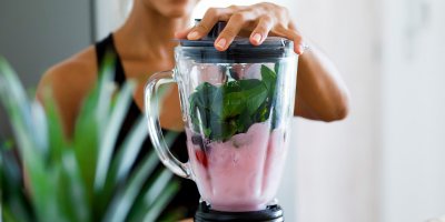 Žena si připravuje smoothie v mixéru