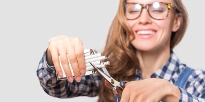 Žena střihá cigarety