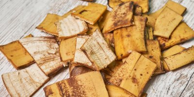 Banánové slupky nakrájené na kousky