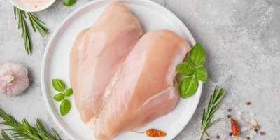 Syrová kuřecí prsa na talíři