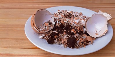 Vaječné skořápky a kávový lógr na talíři