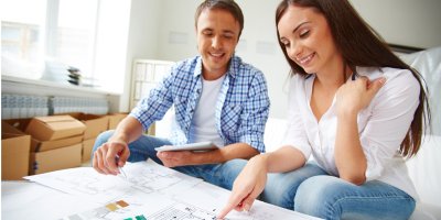 Mladý pár plánuje bydlení