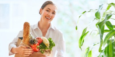 Žena s nákupem v papírové tašce