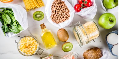 Různé potraviny ve skleněných či látkových obalech