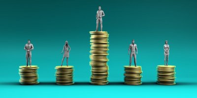 Cínoví lidé na různě vysokých kupičkách mincí