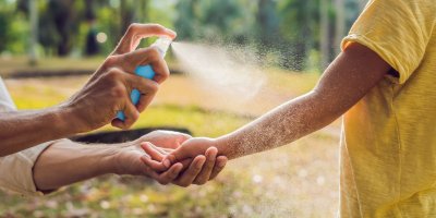 Člověk stříká na ruku dítěti