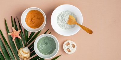 Misky s různými pleťovými maskami