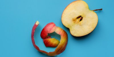 Rozkrojené jablko a oloupaná slupka