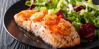 Pečený losos se zeleninovým salátem a krevetami