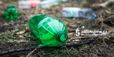 Grafika iniciativy Zálohujeme - PET lahev leží v lese