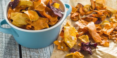 Zeleninové chipsy v kastrůlku a na pečicím papíru