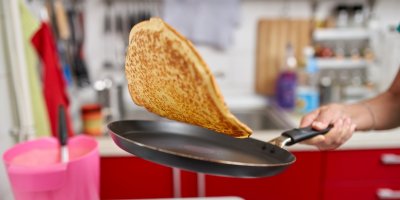 Obracení palačinky na pánvi