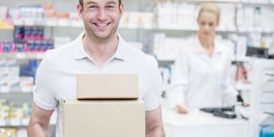 Muž bere balíčky v lékárně