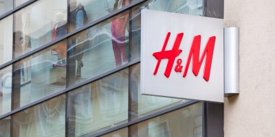 Vývěsní štít s logem H&M